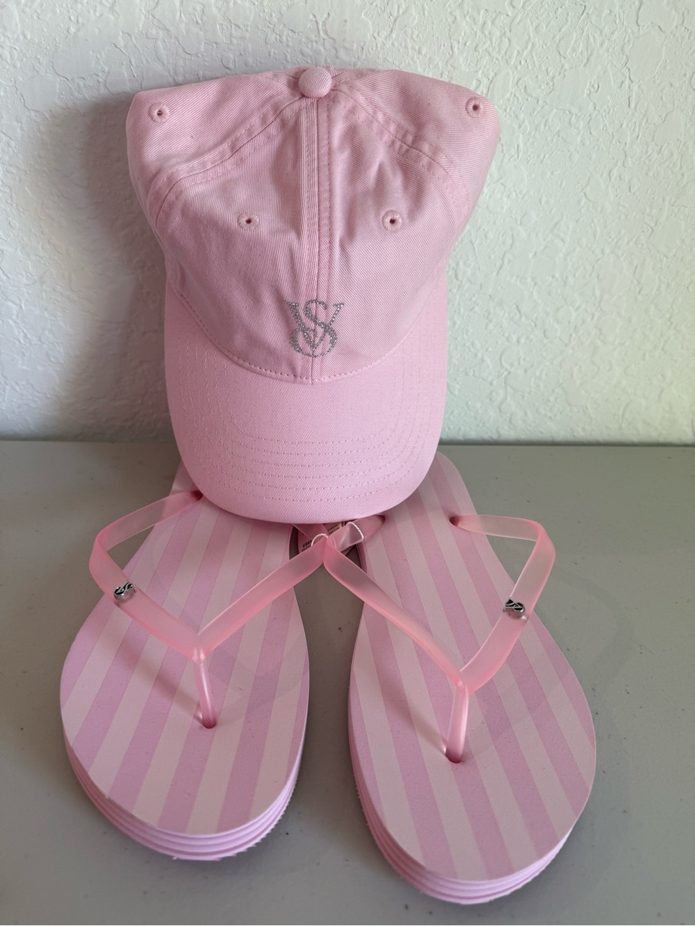 New Victoria's Secret Sz 8, 9 Pink Striped Flip Flops, hat bling